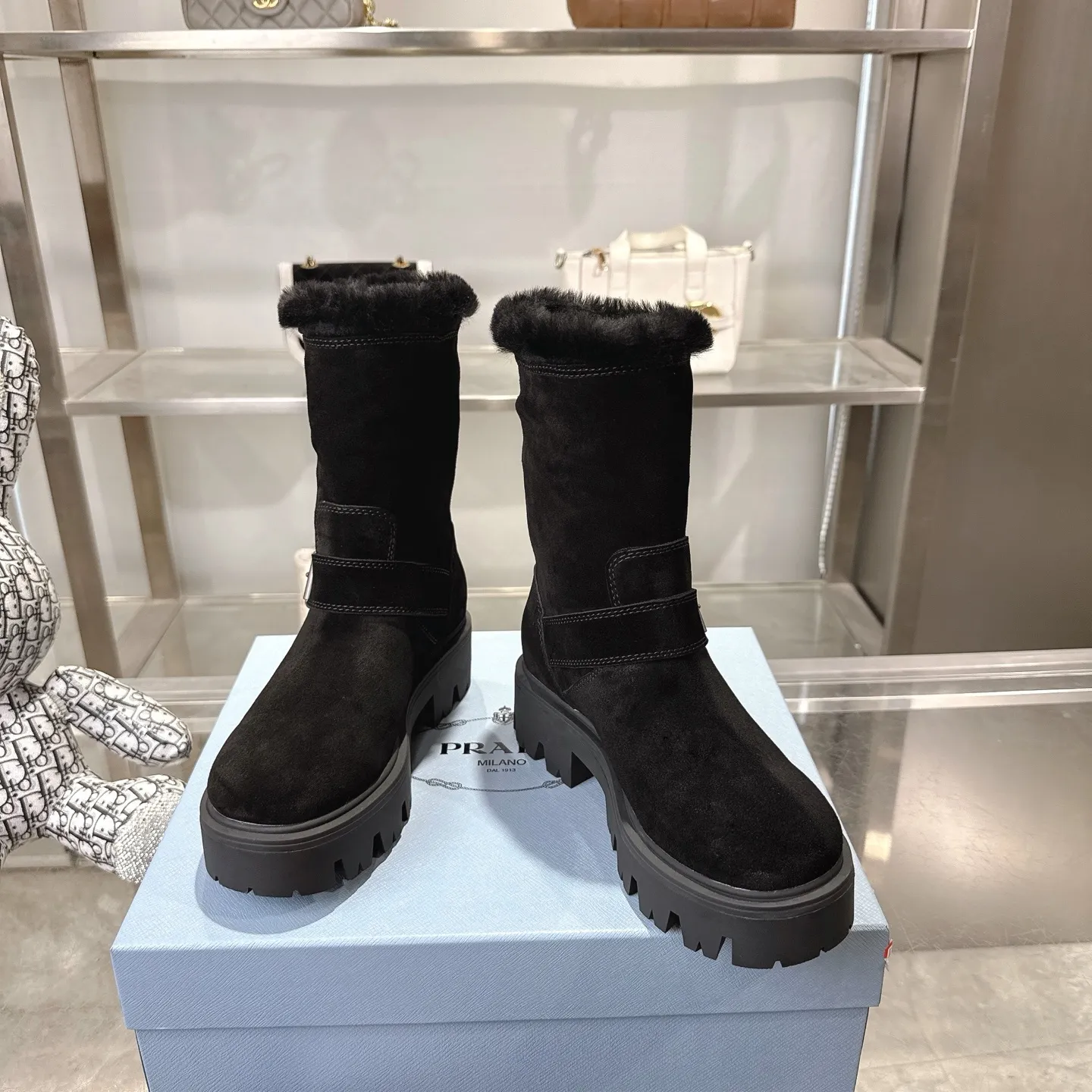 👟👟Ex-factory price 700👟👟 🔥Heavyweight🔥4050 Prada/PRADA autumn and winter snow boots counter new thick-soled anti-ski boots warm wool short boots, the same style as PRADA autumn and winter T-stage catwalk catwalk celebrity stars, original 1:1 replica, high-quality quality! The top version is comfortable on the feet and makes you look slimmer, elegant and intellectual! It is a rare pair of comfortable and warm casual snow boots! ❶Fabric: High mercerized cow suede/first layer cowhide ❷Lining: %100 pure wool imported from Australia ❸Feet: %100 pure wool imported from Australia ❹Outsole: Original TPU foam bottom Four-color women's sizes: 36–42. Complete packaging, with certified pure cotton bag after-sales service card.
